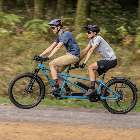 moustache samedi tandem