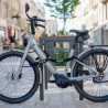 Vélo ville électrique Moustache Lundi 27.1 (400 Wh) stationnement